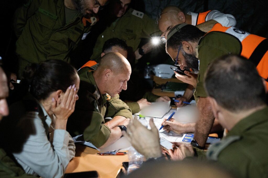 Situational assessment with representatives from Israel Homefront Command, Fire Department and the Police in the fire area| Source: IDF Spokesperson
