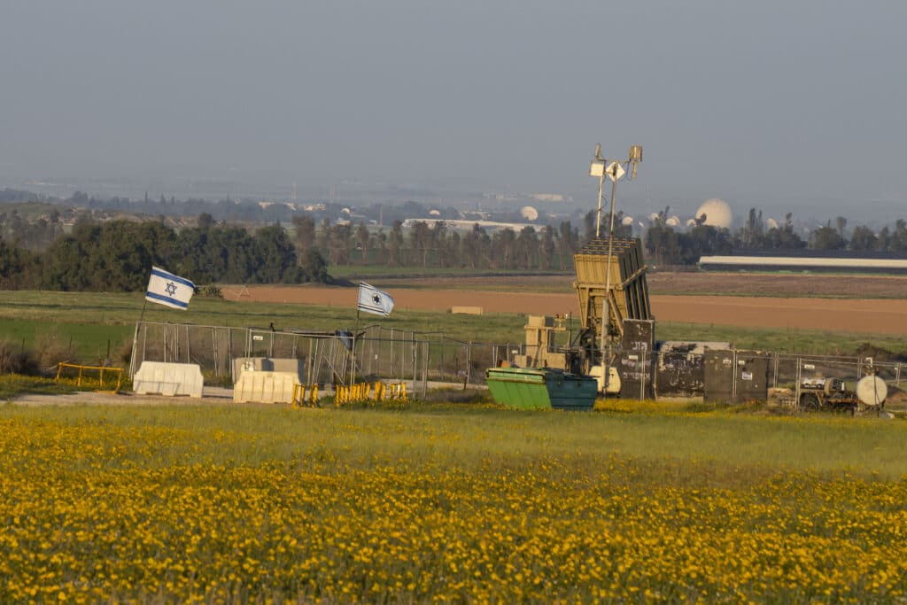 סוללת כיפת ברזל מבצעית מוצבת בשטח פתוח בנגב