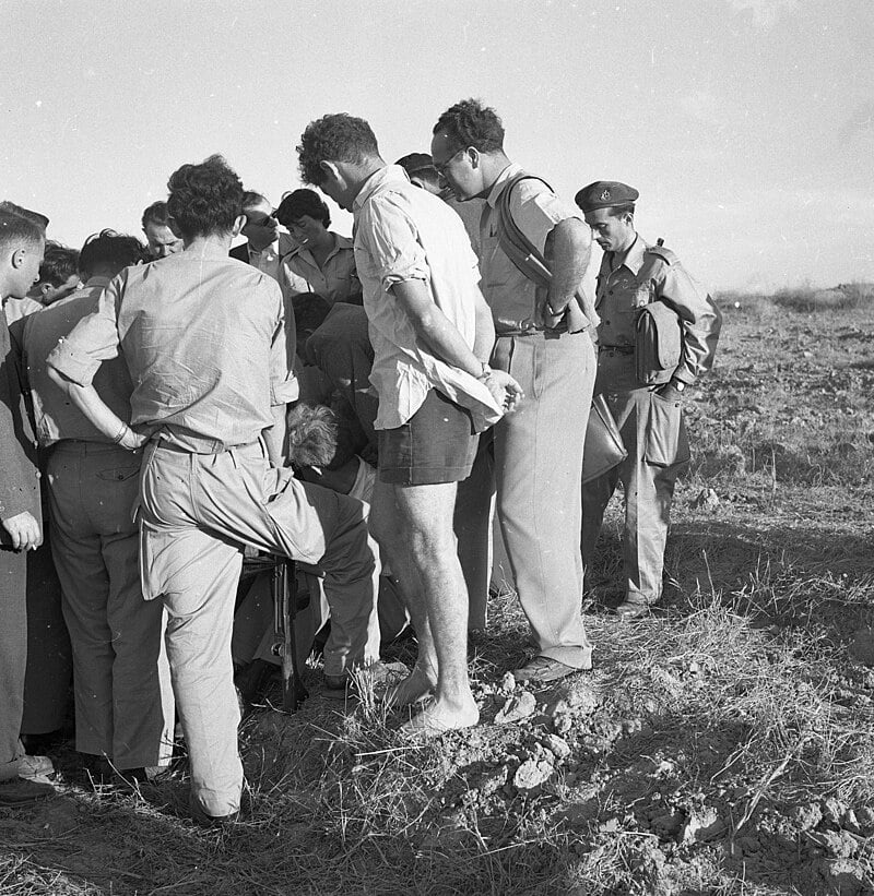 תושבי נחל עוז וחיילים