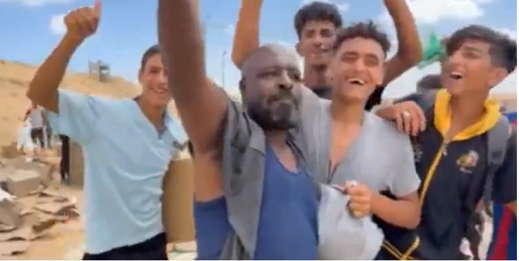A video circulated on social media shows Gazan residents cheering and chanting “Trump, Trump, Netanyahu” while blowing kisses, expressing gratitude after receiving millions of humanitarian meals | Source: @mog_Russ on X