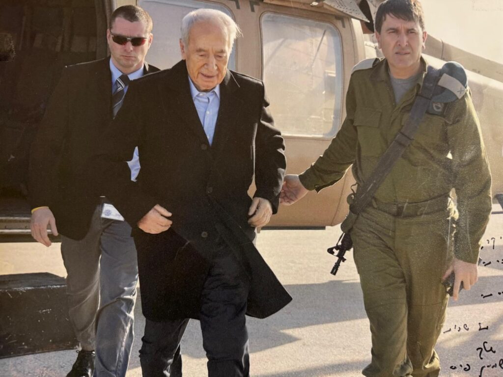 תא"ל (מיל') חסון חסון (מימין) עם נשיא המדינה שמעון פרס ז"ל
