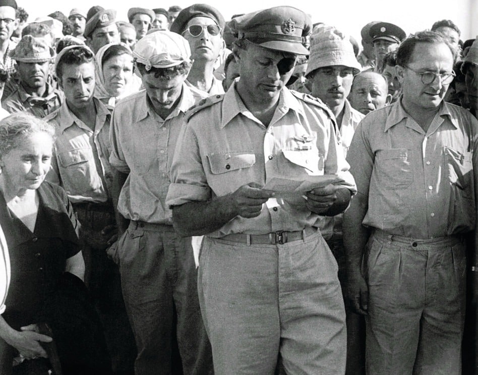הרמטכ"ל משה דיין נושא הספד