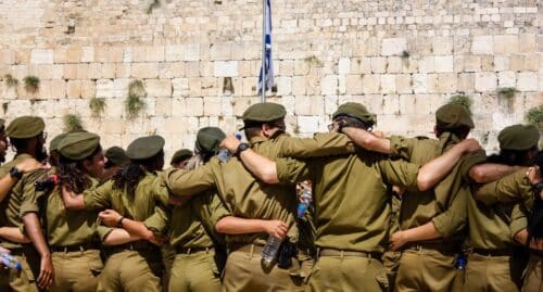חיילים ליד הכותל