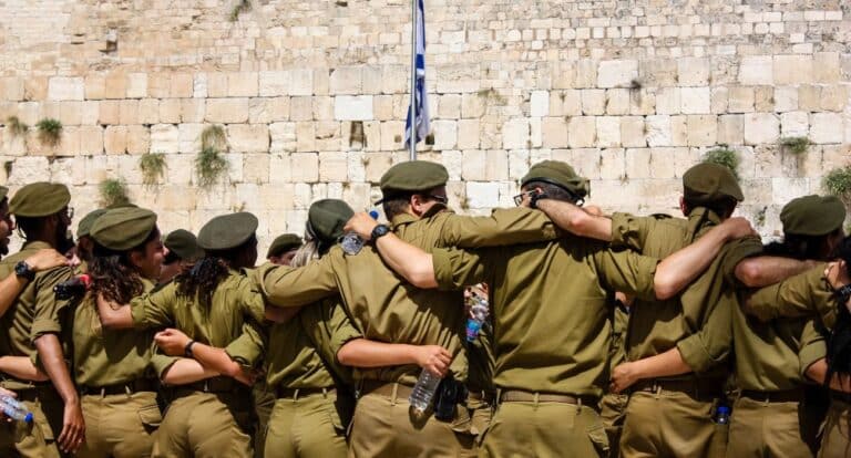 חיילים ליד הכותל