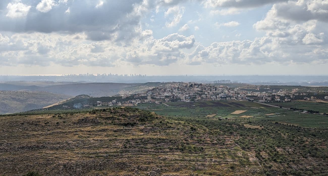 באופק גוש דן והים מהמרפסת של המדינה