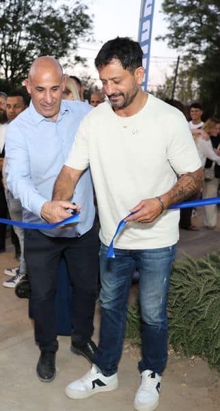 אמיר אביבי ואורן סמדג'ה, אביו של עומר סמדג'ה ז"ל, גוזרים את הסרט של מבנה המכינה