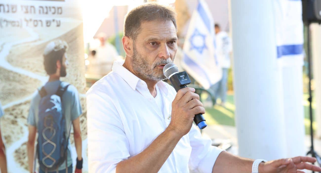 יורם לב רן משוחח עם הורי החניכים
