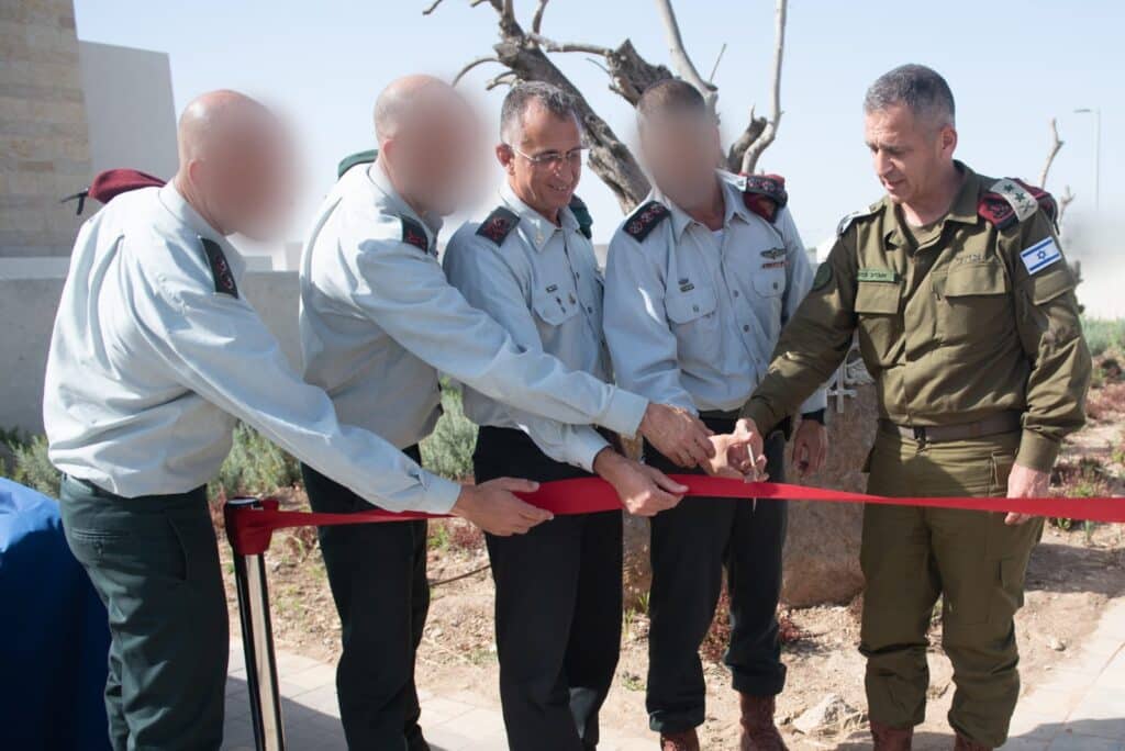 ראש אמ"ן תמיר הימן, הרמטכ"ל אביב כוכבי ומפקדי היחידה חונכים את בסיס הסיירת החדש, 2021. צילום: דובר צה"ל. לקוח מוויקיפדיה