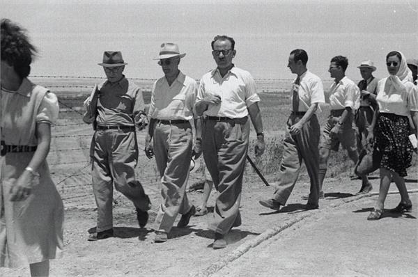 יו"ר ועדת אונסקו"פ מבקר בנגב, בליווי אנשי קק"ל, יולי 1947. צילום: לזר דינר, לקוח מוויקיפדיה