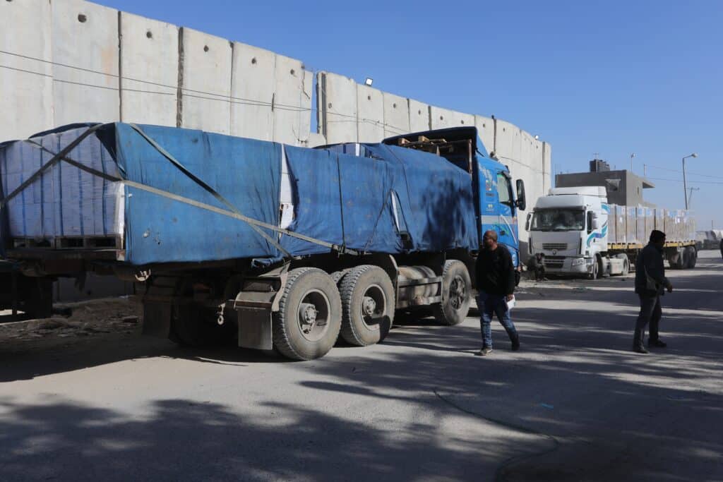 משאיות סיוע הומניטרי בינלאומי נכנסות לרצועת עזה