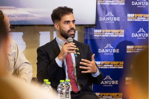 תמונה ראשית: אור יששכר בכנס "אפקט אוקטובר". צילום: דניאל סטראבו