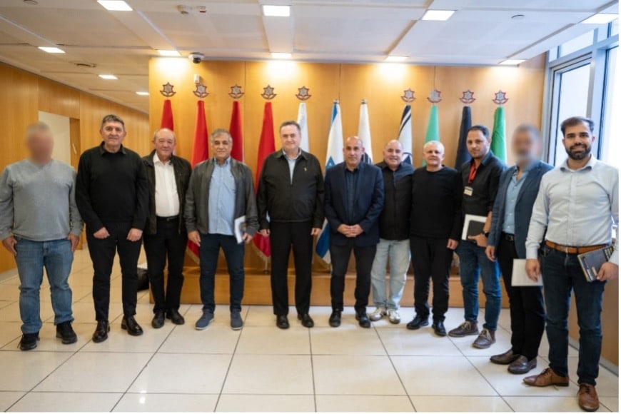 חברי מחלקת המחקר של תנועת הביטחוניסטים בפגישה עם שר הביטחון ישראל כץ