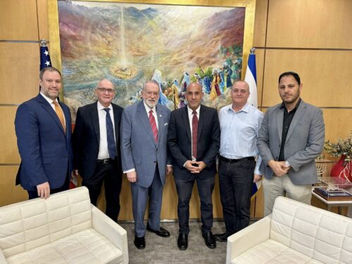 בכירי תנועת הביטחוניסטים בתמונה משותפת עם שגריר ארה״ב בישראל, מייק האקבי.
